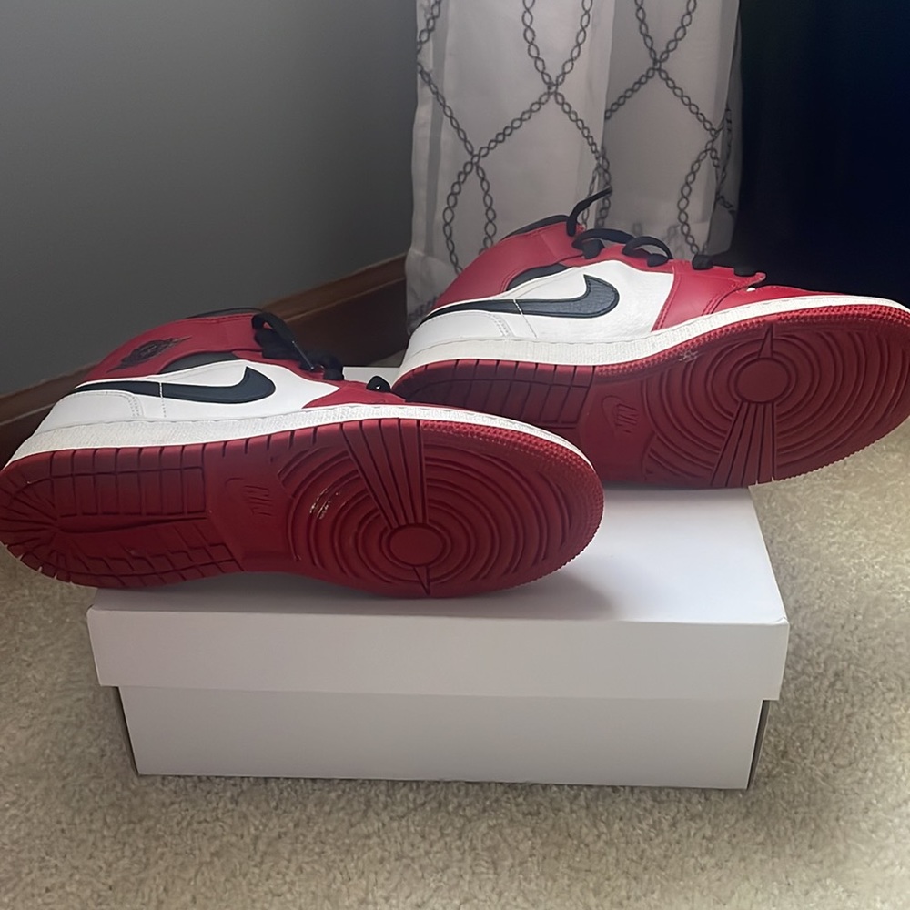 Women’s air Jordan 1 mid with box - Picture 4 of 5